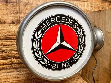 Lichtreclame met Mercedes opdruk. beschikbaar voor biedingen