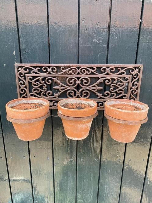 Gietijzeren plantenrekje met 3 stenen potjes, Tuin en Terras, Tuinwanddecoratie, Gebruikt, Ophalen of Verzenden