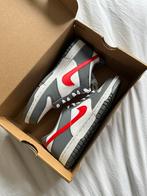 Nike Dunk Low GS Smoke Grey Light Crimson EU38 NIEUW, Kleding | Dames, Schoenen, Nike, Ophalen of Verzenden, Grijs, Sneakers of Gympen