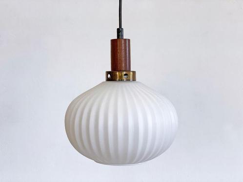 Vintage hanglamp opaline glas teakhout Deense stijl, Huis en Inrichting, Lampen | Hanglampen, Gebruikt, Minder dan 50 cm, Glas