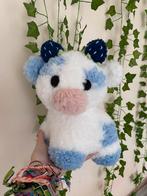 Handgemaakte fluffy blauwe aardbei koe knuffel, Verzenden, Zo goed als nieuw, Koe