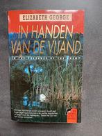 In handen van de vijand - Elizabeth George, Ophalen of Verzenden, Zo goed als nieuw