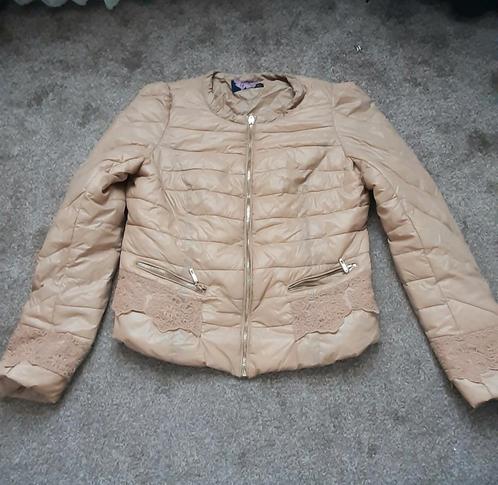 Damesjas beige met geborduurde kanten versiersels maat XL

A, Kleding | Dames, Jassen | Zomer, Zo goed als nieuw, Maat 46/48 (XL) of groter