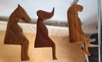Afrikaans  houtsnijwerk 3 zittende beeldjes 10 cm., Ophalen of Verzenden