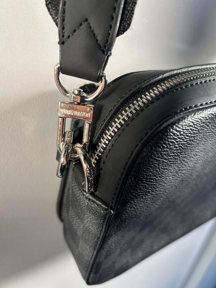 Louis Vuitton Heren Schoudertas, Sieraden, Tassen en Uiterlijk, Tassen | Rugtassen, Zo goed als nieuw, Overige merken, 25 tot 40 cm