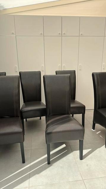 Mooie set van 6 donkerbruine kunstleren eetkamerstoelen. beschikbaar voor biedingen
