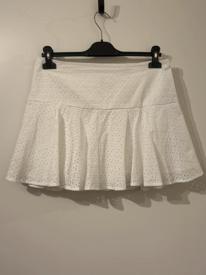 H&M - witte broderie rok | Maat 38, Kleding | Dames, Rokken, Zo goed als nieuw, Maat 38/40 (M), Wit, Boven de knie, Ophalen of Verzenden