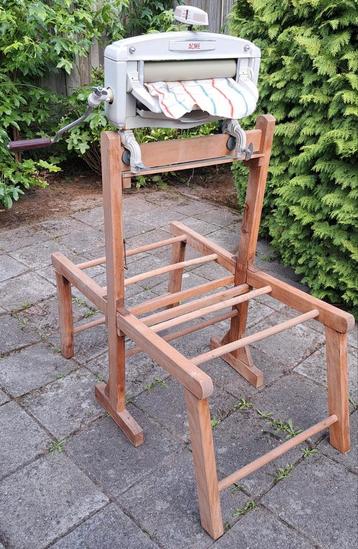 Oude ACME wringer met inklapbare wasbok beschikbaar voor biedingen