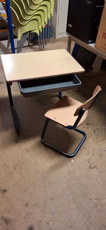 School tafel en stoel (klein) beschikbaar voor biedingen