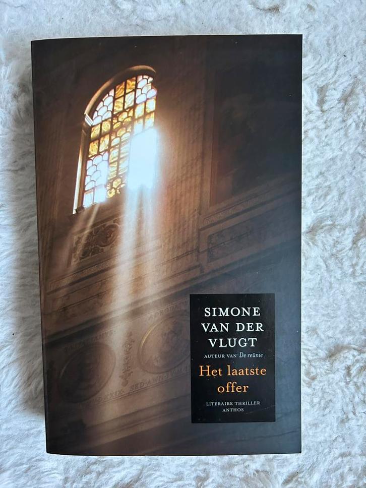 Simone van der Vlugt thriller titel boek het laatste offer, Boeken, Thrillers, Zo goed als nieuw, Nederland, Ophalen of Verzenden