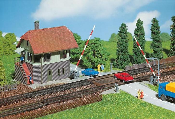Faller: Overweg met seinhuis Nu € 19,95 NIEUW, Hobby en Vrije tijd, Modeltreinen | N-Spoor, Nieuw, Brug, Tunnel of Gebouw, Overige merken