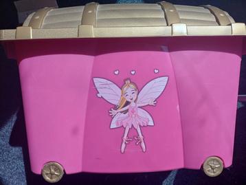Grote kist vol met o.a. barbie, disney, bratz beschikbaar voor biedingen