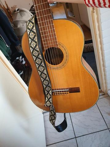 Klassieke Gitaar met Strap beschikbaar voor biedingen