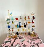 45 mini parfumflesjes in een kunststof bak met schuifdeksel, Gebruikt, Ophalen of Verzenden, Miniatuur