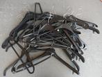 27 Kleerhangers plastic zwart, Ophalen, Gebruikt, Kunststof
