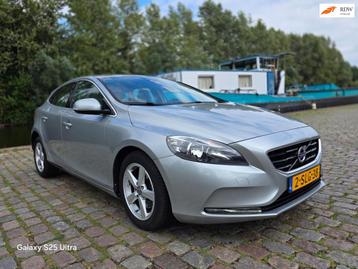 Volvo V40 1.6 T3 Momentum 3e eigenaar dealer onderhouden air beschikbaar voor biedingen