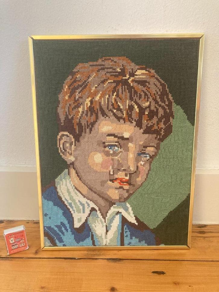 Verdrietig jongetje geborduurd in kitsch goudkleurig lijstje, Huis en Inrichting, Woonaccessoires | Schilderijen, Tekeningen en Foto's