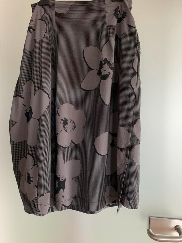 Rundholz, grijs/zwarte rok, maat M/L, Kleding | Dames, Rokken, Zo goed als nieuw, Maat 42/44 (L), Grijs, Onder de knie, Ophalen of Verzenden