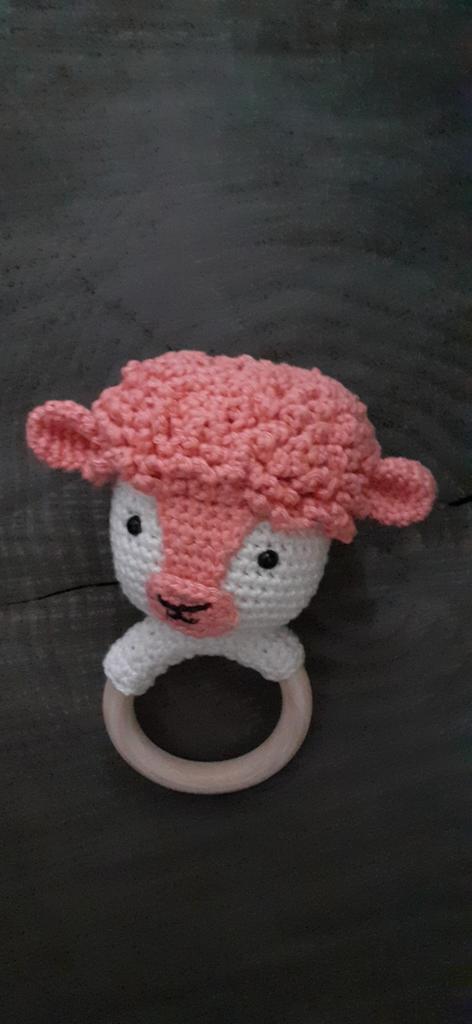 Gehaakt schaap bijtring. Perzikroze. Met rammelkraal, Kinderen en Baby's, Speelgoed | Knuffels en Pluche, Nieuw, Overige typen