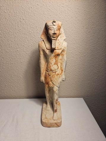 Antiek Egyptisch standbeeld van farao Thoetmosis III beschikbaar voor biedingen