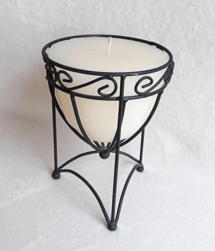 Mooie kaars in standaard van metaal 15x20 cm, Huis en Inrichting, Woonaccessoires | Kandelaars en Kaarsen, Minder dan 25 cm, Metaal