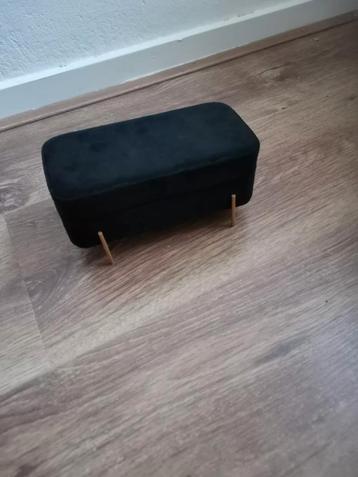 Zwart sieradendoosje met metalen pootjes beschikbaar voor biedingen