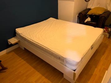Queensize bed met verstelbare lattenbodem (200 x 160)
