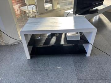 Tafel voor TV met 2 glasplaten. beschikbaar voor biedingen