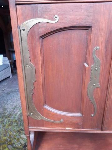 Antieke kast met bijzonder beslag  beschikbaar voor biedingen