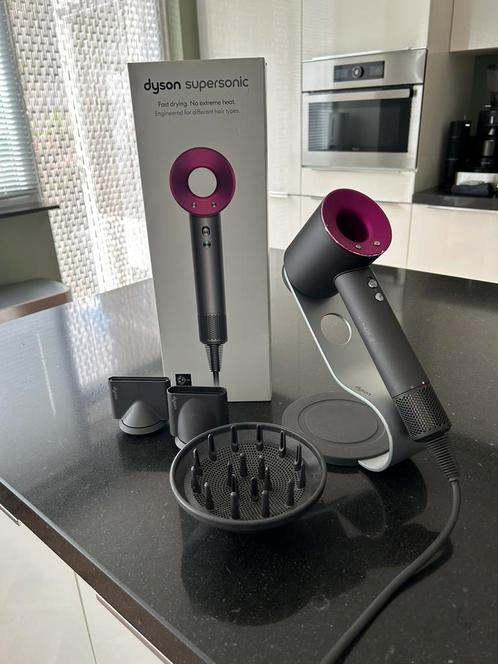 Dyson Supersonic Föhn met standaard, Sieraden, Tassen en Uiterlijk, Uiterlijk | Haarverzorging, Zo goed als nieuw, Föhn of Haardroger
