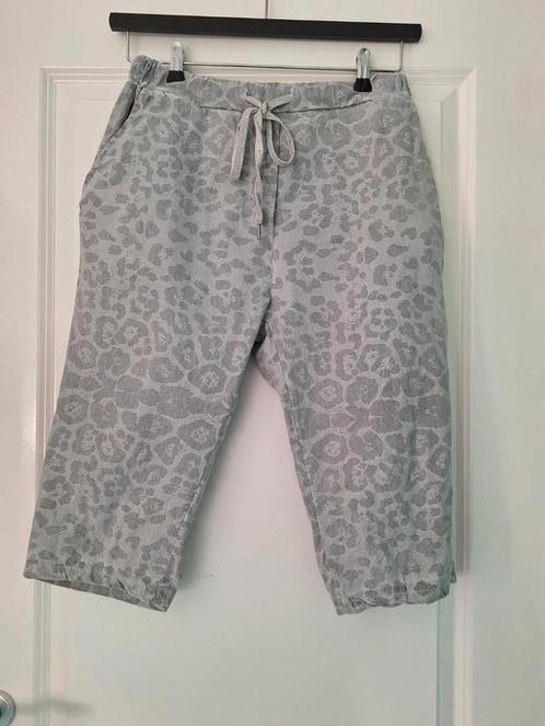 Comfy broekje Made in Italy, Kleding | Dames, Broeken en Pantalons, Zo goed als nieuw, Maat 42/44 (L), Grijs, Kort, Ophalen of Verzenden