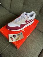 Nike Air Max 1 '87 Stranger Things Steve Harrington maat 47, Wit, Nike, Nieuw, Ophalen of Verzenden