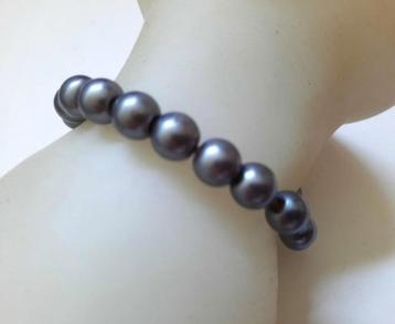 Leuke armband met staalgrijze parels beschikbaar voor biedingen