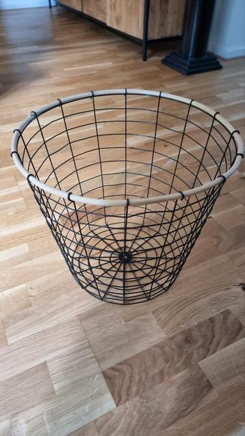 Industriële draadmand | zwart met houten rand | 37x34 | ZGAN beschikbaar voor biedingen