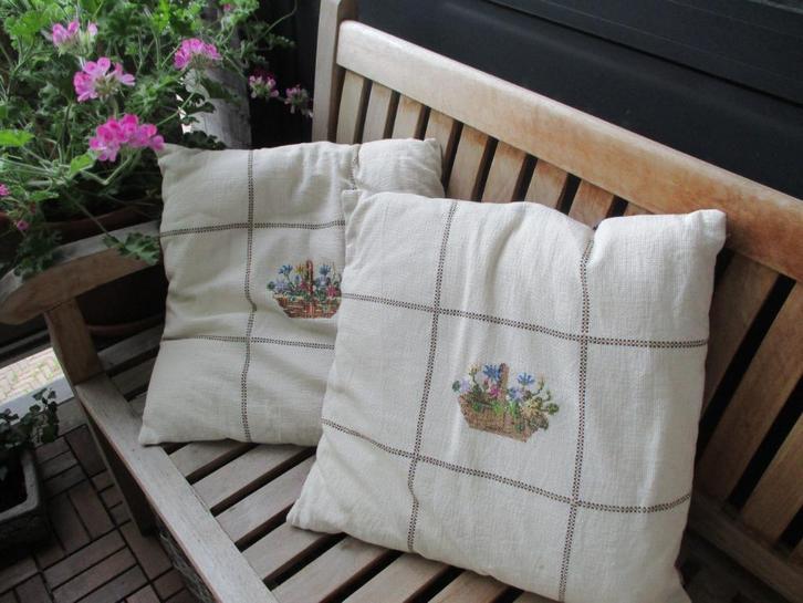 2 Kussens met borduurwerk ,,Mandje bloemen,, 50/50cm., Huis en Inrichting, Woonaccessoires | Kussens, Nieuw, Overige kleuren, Vierkant