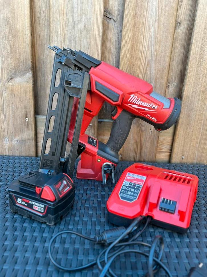 Bijna nieuwe Milwaukee afwerktacker M18 + 5.0Ah accu + lader, Doe-het-zelf en Verbouw, Gereedschap | Overige machines, Zo goed als nieuw