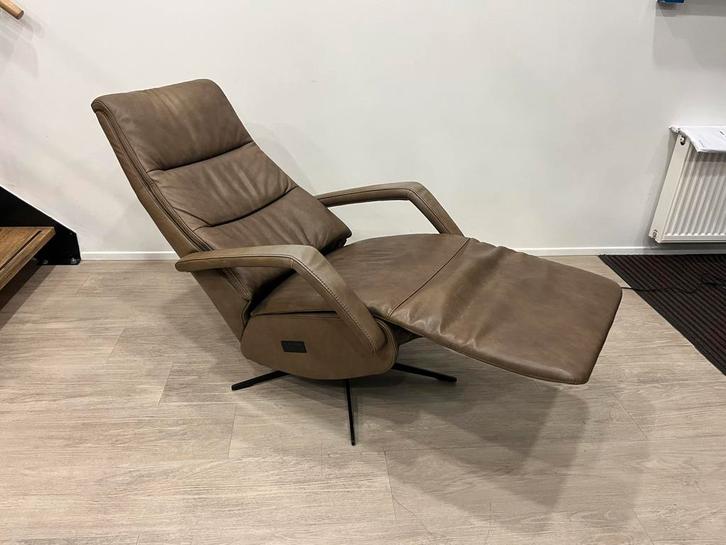 Hartog Sta-op Relaxfauteuil M Taupe Leer 3 motoren Stervoet, Huis en Inrichting, Fauteuils, Zo goed als nieuw, Leer, Minder dan 50 cm