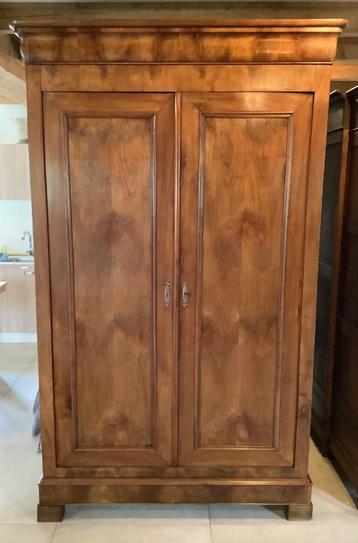 Diverse strakke antieke kasten the old way. beschikbaar voor biedingen