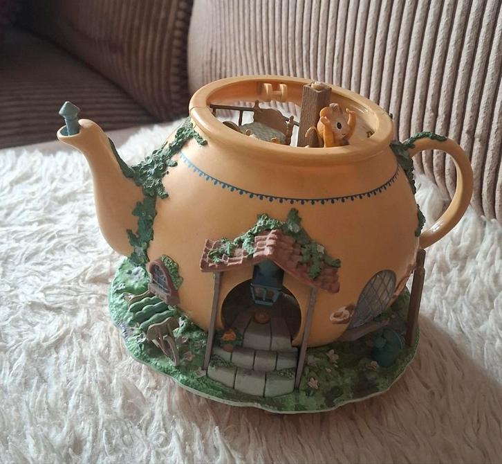 Enesco Whiskerflick Theepot Bungalow, Huis en Inrichting, Woonaccessoires | Kisten, Gebruikt, Ophalen of Verzenden