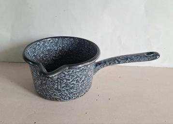 Grijs gewolkte emaille vintage steelpan met schenktuit.30-50 beschikbaar voor biedingen