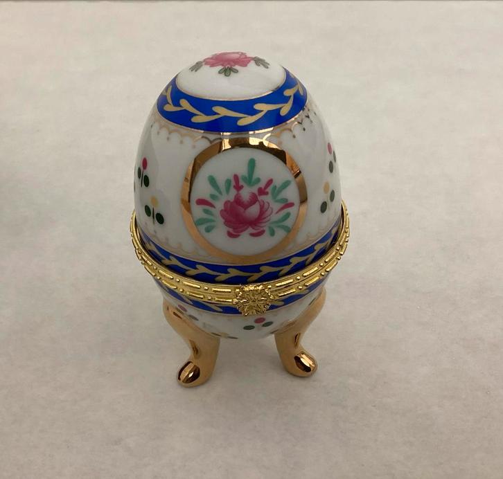 Porseleinen Ei met Bloemen Decoratie en doosje, Antiek en Kunst, Antiek | Porselein, Ophalen of Verzenden