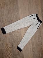 Grijze joggingbroek met ritszakken - Maat 122/128, Kinderen en Baby's, Kinderkleding | Maat 122, Broek, Jongen of Meisje, Ophalen of Verzenden