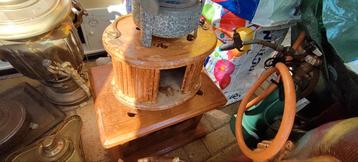 twee oude voet stoven. 1 is van eikenhout  beschikbaar voor biedingen