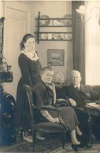 Foto Prentbriefkaart. Onbekend gezin in huiskamer, Gebruikt, Foto, Ophalen of Verzenden, Voor 1940