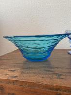 Schaal, blauw glas met opgelegd slingermotief, Antiek en Kunst, Ophalen of Verzenden
