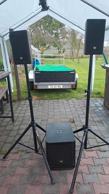 TE HUUR Speakerset voor 50/75 man beschikbaar voor biedingen