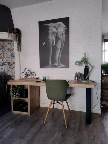 Industriele bureau  beschikbaar voor biedingen