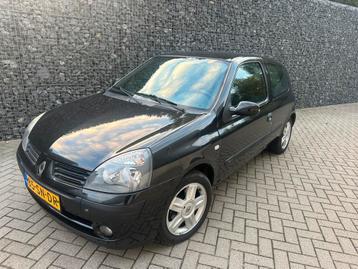 Renault Clio 1.2 55KW 2006 AIRCO APK RIJDT SCHAKELT GOED beschikbaar voor biedingen