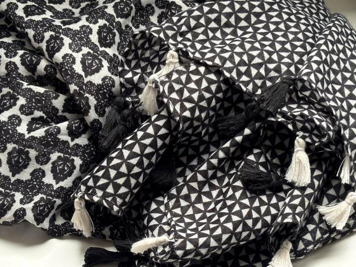 Mooie Zwart-Witte Sjaal met Kwastjes, Kleding | Dames, Mutsen, Sjaals en Handschoenen, Zo goed als nieuw, Sjaal, Ophalen of Verzenden