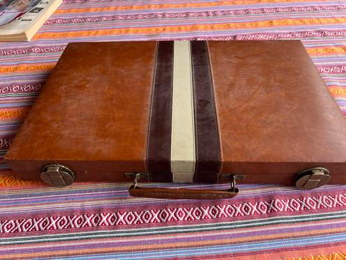 Vintage Backgammon Koffer, Hobby en Vrije tijd, Gezelschapsspellen | Bordspellen, Zo goed als nieuw, Een of twee spelers, Reisspel